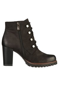 Botas negras hasta el tobillo hechas de cuero con una superficie texturizada, que cuentan con una cremallera lateral, cordones y tres botones decorativos plateados. Tacón grueso.