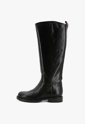 Stivale alto in pelle nera con tacco basso e punta arrotondata, finitura liscia e linguetta di trazione sulla parte superiore posteriore.