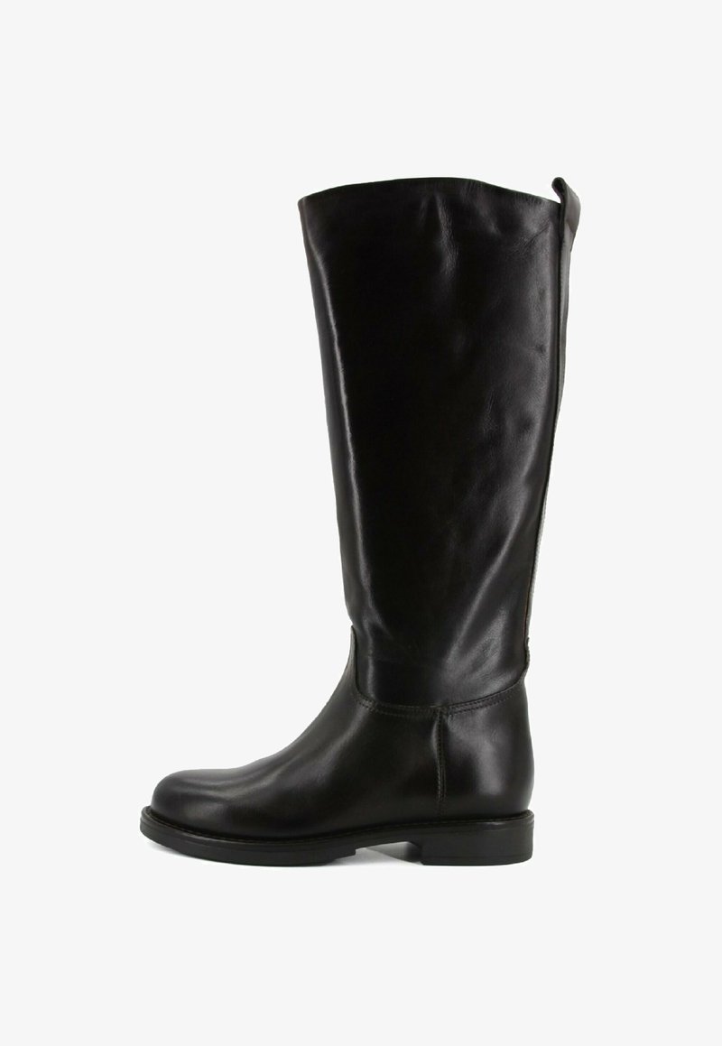 Bota alta de cuero negro con tacón bajo y punta redonda, acabado liso y tira en la parte posterior superior.