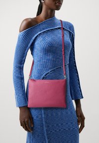 Coccinelle BEST CROSSBODY - Mala a tiracolo - rosewood