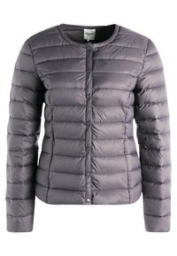 Polstret, grå jakke med rund halsudskæring, med knaplukning foran, quiltet design og glat tekstur. Lange ærmer og uden synlige mønstre.
