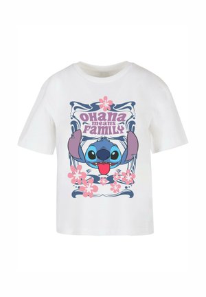 Balta medvilnės marškinėliai su mėlynu pieštuku pieštu personažu didelėmis ausimis, apsuptu rožinių gėlių, ir užrašu "Ohana reiškia šeima."