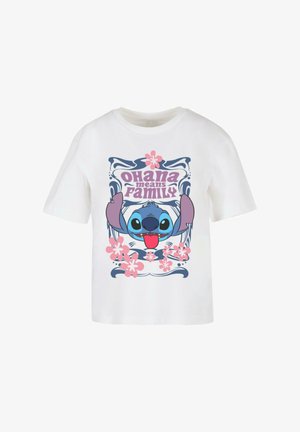 Balta medvilnės marškinėliai su mėlynu pieštuku pieštu personažu didelėmis ausimis, apsuptu rožinių gėlių, ir užrašu "Ohana reiškia šeima."