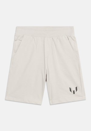 Pantaloni scurți bej deschis până la genunchi, cu buzunare laterale, talie elastică și un mic logo geometric negru pe partea inferioară dreaptă a piciorului.