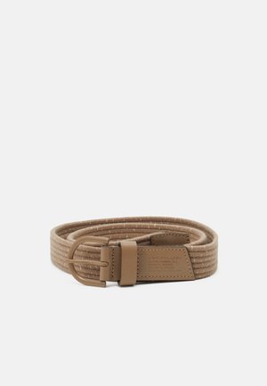 Ceinture tressée beige enroulée avec boucle en cuir fauve et patch en cuir cousu avec marquage embossé Levi Strauss.