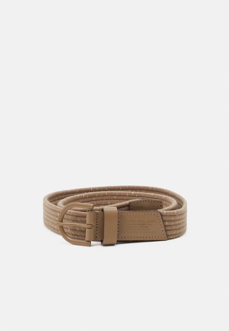 Ceinture tressée beige enroulée avec boucle en cuir fauve et patch en cuir cousu avec marquage embossé Levi Strauss.