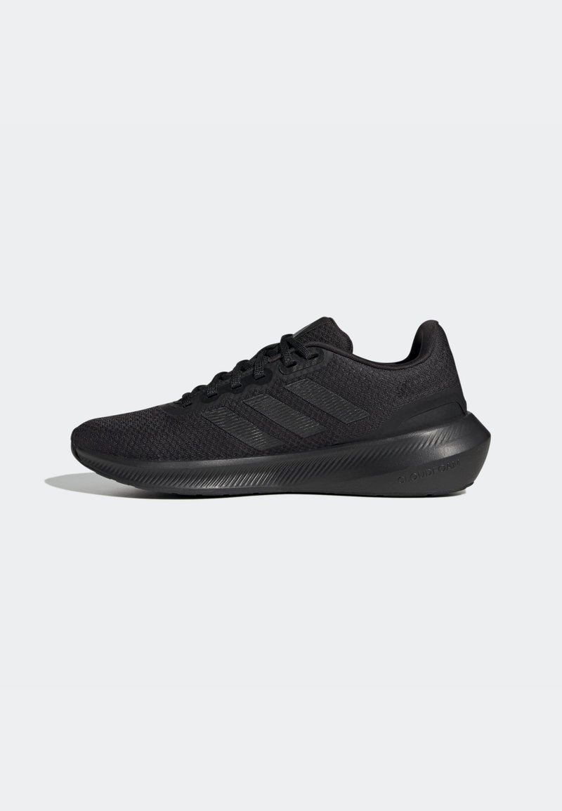 Chaussure de course athlétique noire avec une tige en mesh, fermeture à lacets et semelle coussinée avec trois bandes texturées sur le côté.