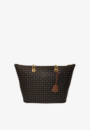 Borsa a mano marrone scuro con motivo ripetuto "P", manici a catena dorata e una targhetta in pelle marrone attaccata a un manico.