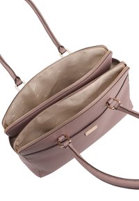 Bruine leren handtas met twee ritscompartimenten, de binnenvoering heeft lichtgekleurde geometrische patronen en eenvoudige hardwareaccenten.