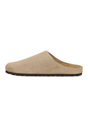 Beige suède instapklomp met gesloten neus, open achterkant en zwarte structuurzool, zijaanzicht op witte achtergrond.