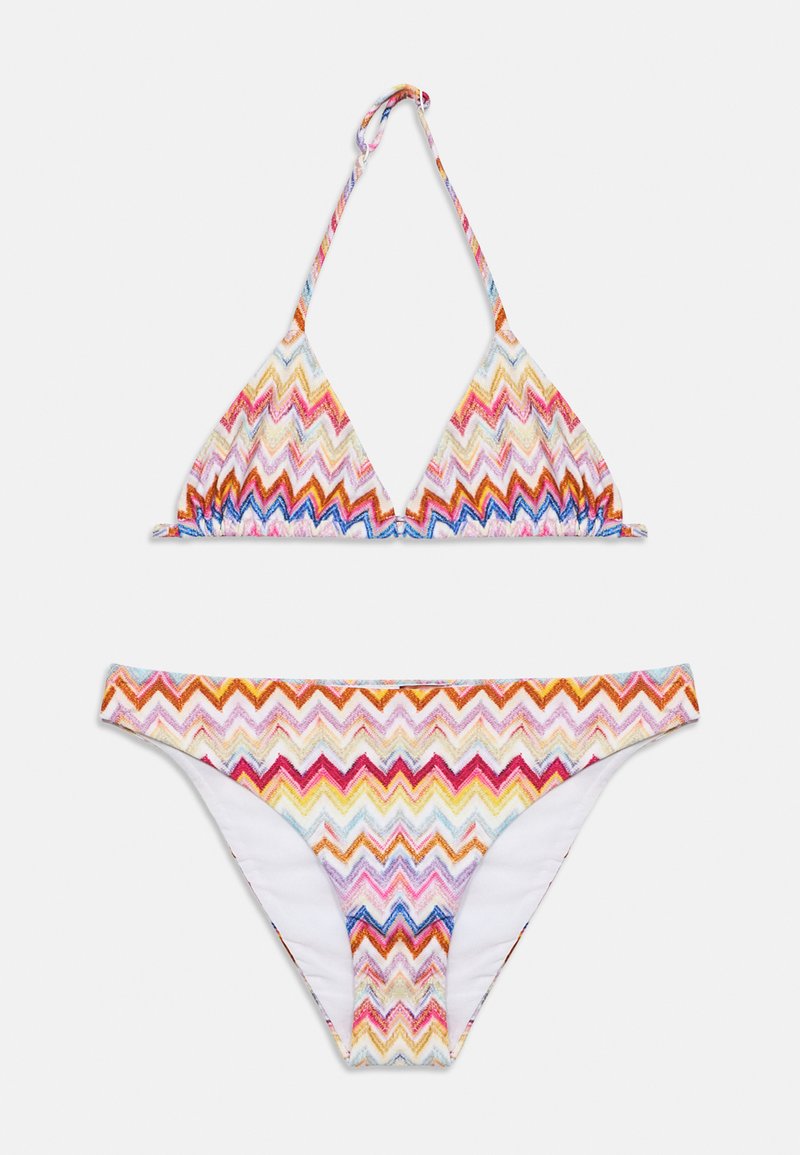 Bikini deux pièces avec un motif zigzag multicolore, comprenant un haut triangle à nouer autour du cou et un bas taille basse assorti sur fond blanc.