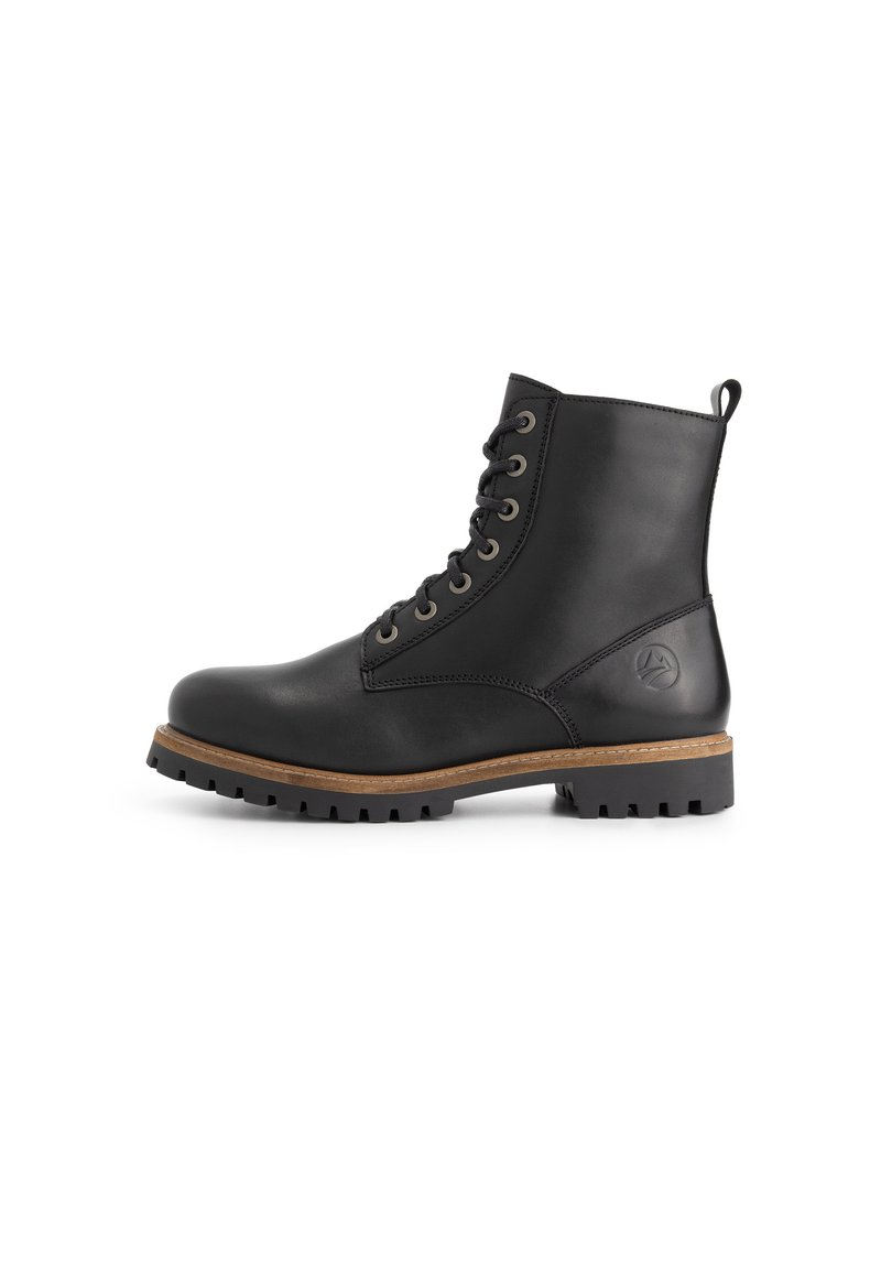 Zwarte leren veterschoen tot de enkel met robuuste zool, bruine tussenzoolrand en een aanhanglus aan de achterkant, weergegeven in zijaanzicht op een witte achtergrond.