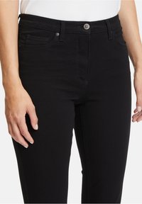 Betty Barclay PERFECT BODY- MIT STEPPUNGEN - Jean slim - Schwarz