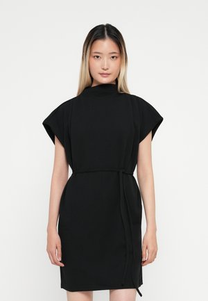 Crna haljina s visokim vratom, kratkim kap sleeves i vezanim strukom. Glatka tekstura, do koljena, minimalistički dizajn bez uzoraka.