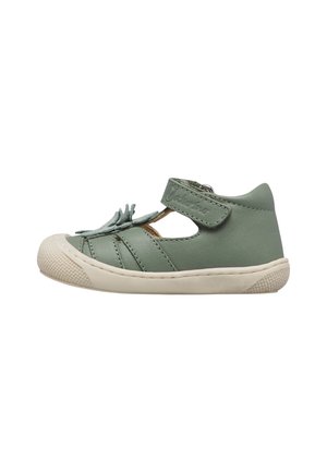 Scarpa verde per bambino con tallone chiuso, lati aperti, cinturino anteriore con frange e suola in gomma beige con paraurti anteriore.