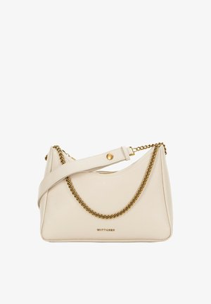 Krémová kožená kabelka s zakřiveným tvarem, zlatým řetězovým akcentem a nastavitelným popruhem. Má hladkou texturu a decentní detail s logem.
