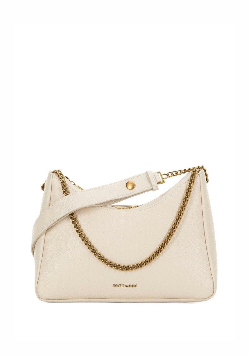 Borsa a mano in pelle crema con forma curvata, accentata da una catena dorata e una tracolla regolabile. Presenta una texture liscia e un dettagli logo sottile.