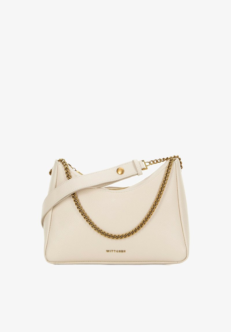 Bolso de cuero crema con forma curva, acento de cadena dorada y correa ajustable. Presenta una textura suave y un sutil detalle del logo.