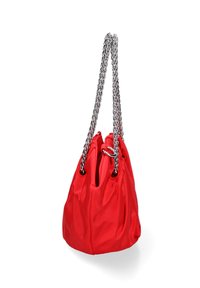 Borsa a tracolla in nylon rosso con design arricciato, dotata di manico in catena argentata e apertura stringata fissata da anelli metallici.