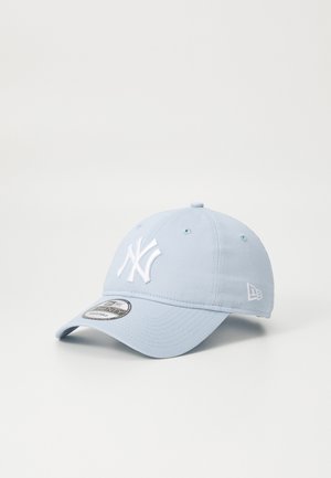 Lyseblå justerbar baseballkasket med hvid NY-logo broderet foran og New Era-logo på siden.