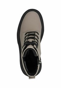 Bottines montantes en matériau synthétique gris clair avec des lacets noirs et une semelle en caoutchouc. Comprend une fermeture éclair et un intérieur douillet.