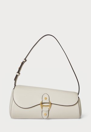 Sac à main en cuir crème avec une forme structurée et arrondie. Présente un fermoir en or, une bandoulière noire et des coutures contrastées le long des bords.