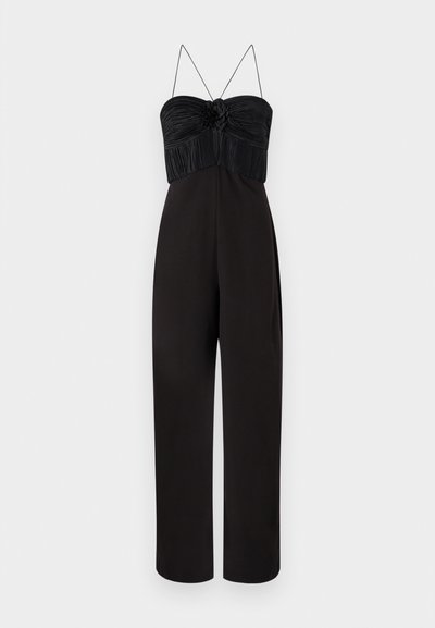 Černý overal s plisovaným živůtkem a květinovým akcentem, tenkými špagetovými ramínky a širokými nohavicemi. Hladká tkanina s matným povrchem.