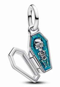 Ciondolo a forma di bara in argento con interno glitter blu, contenente un piccolo scheletro con occhi di cristallo, appeso a un anello rotondo in argento.