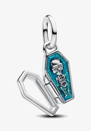 Ciondolo a forma di bara in argento con interno glitter blu, contenente un piccolo scheletro con occhi di cristallo, appeso a un anello rotondo in argento.