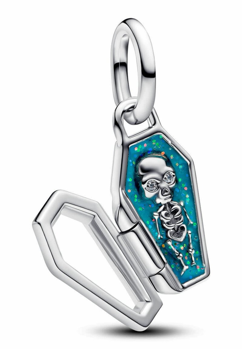 Ciondolo a forma di bara in argento con interno glitter blu, contenente un piccolo scheletro con occhi di cristallo, appeso a un anello rotondo in argento.