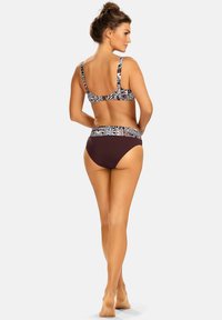 Kostium kąpielowy bikini z wzorzystym topem i regulowanymi ramiączkami oraz gładkimi, burgundowymi majtkami typu high-waisted. Gładka tekstura, kolorowe akcenty.