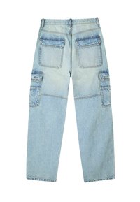 Svijetloplave traper cargo hlače s opuštenim krojem, koje imaju više džepova, izblijedjeli izgled i klasičan pojas.