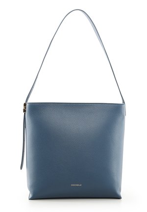 Sac à bandoulière en cuir bleu texturé avec une seule sangle et un discret logo de marque doré "Coccinelle" à l'avant.