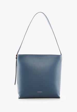 Blauwe schoudertas van getextureerd leer met een enkele band en een subtiel gouden merklogo "Coccinelle" aan de voorkant.