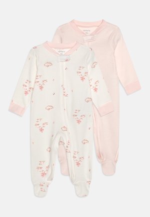 To baby romper i lyserosa og hvit. Den hvite rompersen har et blomstermønster, mens den rosa har vertikale striper. Begge har trykknapper.