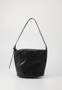 Črno usnjeno torbico za čez ramo z gladko teksturo, ukrivljeno silhueto, enim naramnim trakom in zadrgo. Ima subtilno gubano površino.