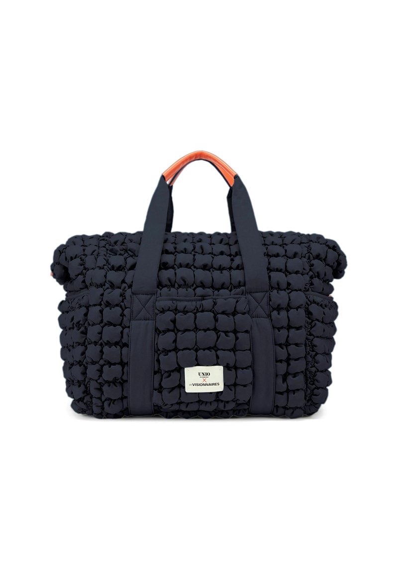 Borsa a spalla trapuntata blu navy con un manico arancione, dotata di una tasca frontale e una applicazione del logo, realizzata in tessuto testurizzato e imbottito.