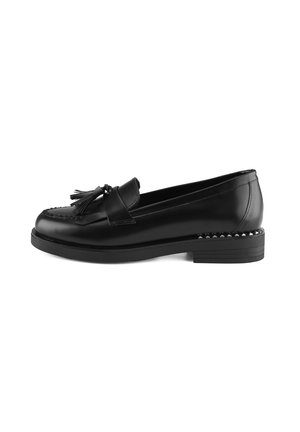 Mocassin en cuir noir avec un bout rond, un gland décoratif et un accent clouté le long de la semelle. Texture lisse et hauteur de talon modérée.