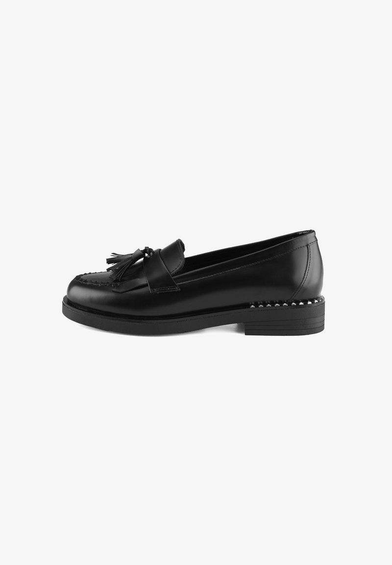 Schwarze Lederloafer mit runder Zehenform, dekorativem Quast und genopptem Akzent entlang der Sohle. Glatte Textur und moderate Absatzhöhe.