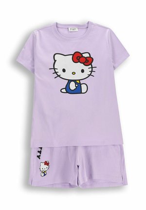 Jasnofioletowy dziecięcy zestaw piżam z Hello Kitty w niebieskim stroju i czerwoną kokardą nadrukowany na koszulce i szortach.