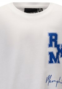 Biała koszulka z krótkim rękawem wykonana z bawełny, z wyraźnym niebieskim nadrukiem graficznym i elementem w stylu kursywy. Okrągły dekolt, luźny krój.