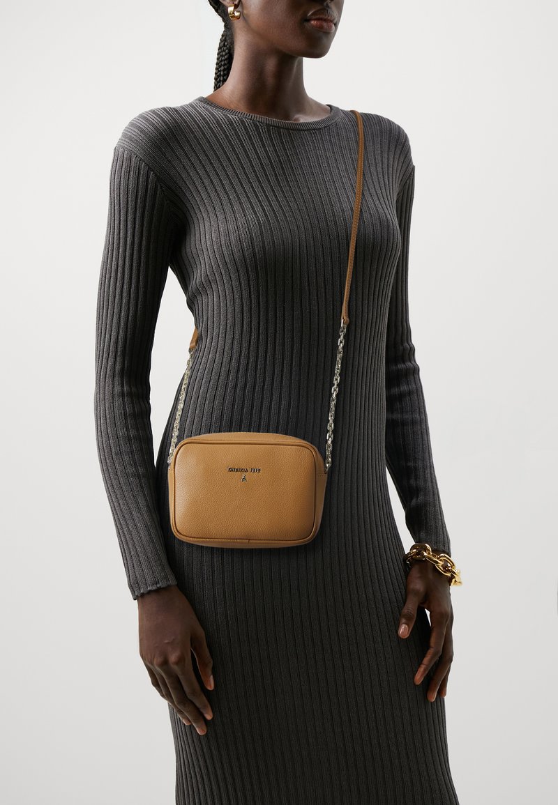 Patrizia Pepe HANDBAG - Borsa a tracolla - eternitybrown