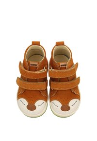 Brązowe zamszowe buty typu high-top z dwiema rzepami, biała gumowa pięta z ilustracją twarzy zwierzęcia w stylu kreskówkowym, kremowa podszewka wewnętrzna, zielony akcent na podeszwie.