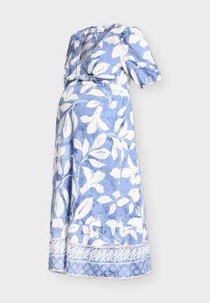 Blaues Wickelkleid für die Schwangerschaft mit weißem Blütendruck, kurzen Puffärmeln und einem Saum mit geometrischen Mustern.