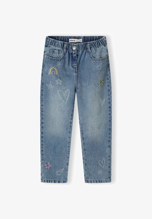 Lyseblå børnejakker med elastisk talje, broderede motiver af regnbue, stjerner, hjerter og papirfly.