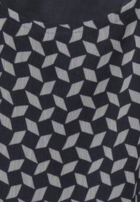 Tissu à motifs présentant un motif en losange gris clair sur un fond bleu marine foncé avec une texture subtile. Le design est géométrique et répétitif.