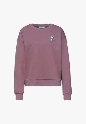 Sweat-shirt mauve à manches longues avec poignets et ourlet côtelés, avec un petit patch en forme de cœur imprimé léopard noir et blanc sur la poitrine gauche.
