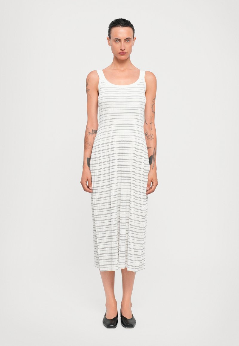 Ärmelloses Midikleid aus weißem Stoff mit dünnen horizontalen schwarzen Streifen. Lockere Passform mit gerader Silhouette; weiche Textur.