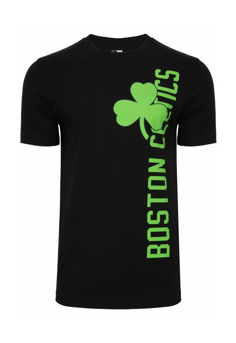Camiseta negra de algodón, con un gran gráfico de trébol verde y el texto "BOSTON CELTICS" en alineación vertical a un lado.
