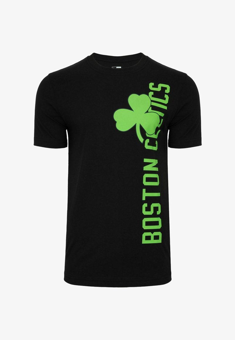 Camiseta negra de algodón, con un gran gráfico de trébol verde y el texto "BOSTON CELTICS" en alineación vertical a un lado.